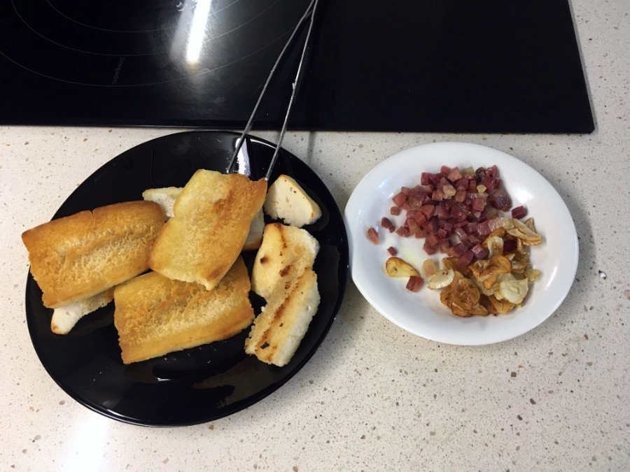 Rehogar-pan-ajos-jamon